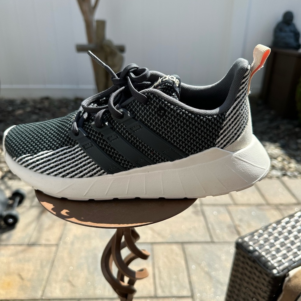 Adidas Women ortholite float sneakers size 7. Like new!